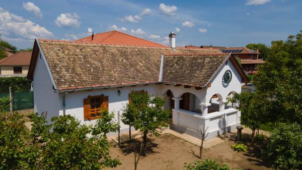 eladó újszerű ingatlan, Vác