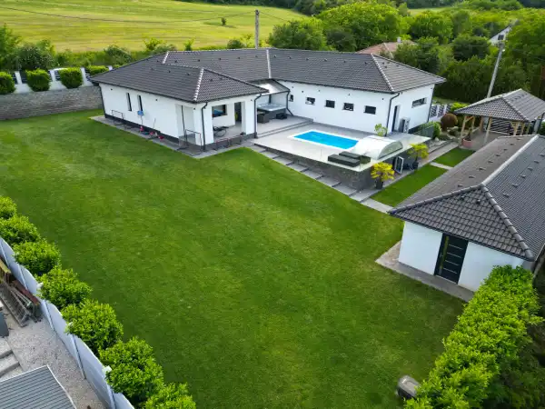 Eladó újszerű ingatlan, Vácduka 5 szoba 270 m² 289.9 M Ft
