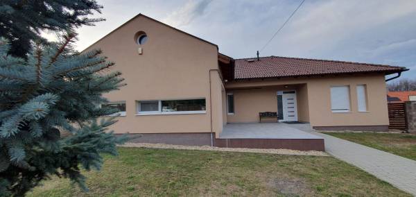 eladó újszerű ingatlan, Vácduka