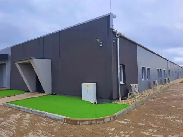 Eladó újszerű ipari ingatlan, Tata 2121 m² 1290 M Ft + Áfa