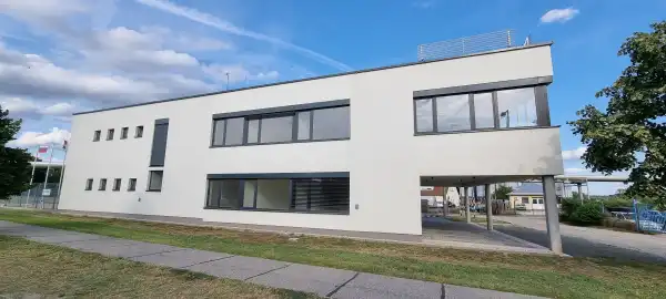 Eladó újszerű irodaház, Paks 7 szoba 418 m² 250 M Ft