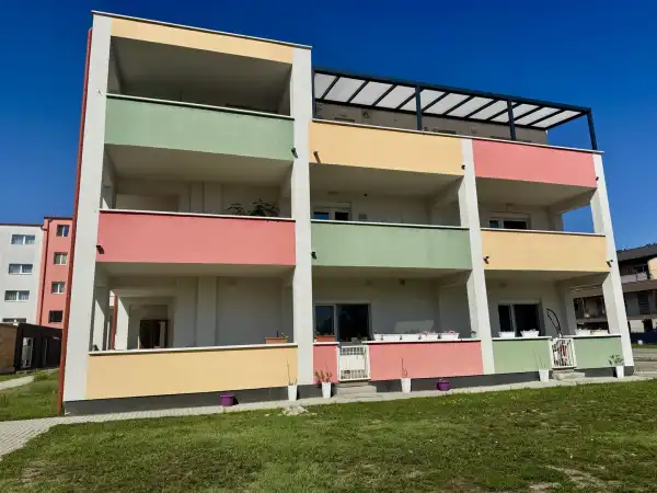 Eladó újszerű lakás, Komárom 2 szoba 82 m² 97 M Ft