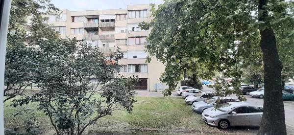 eladó újszerű panel lakás, Vác