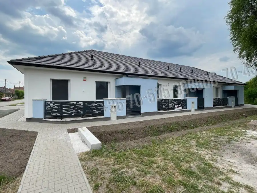 eladó újszerű sorház, Cegléd