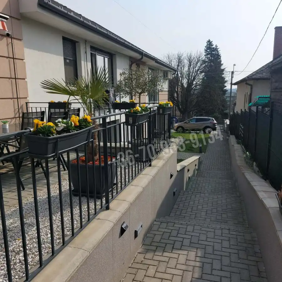 eladó újszerű téglalakás, Hévíz