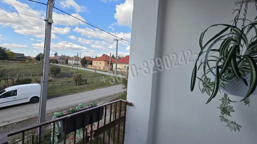 eladó újszerű téglalakás, Mád