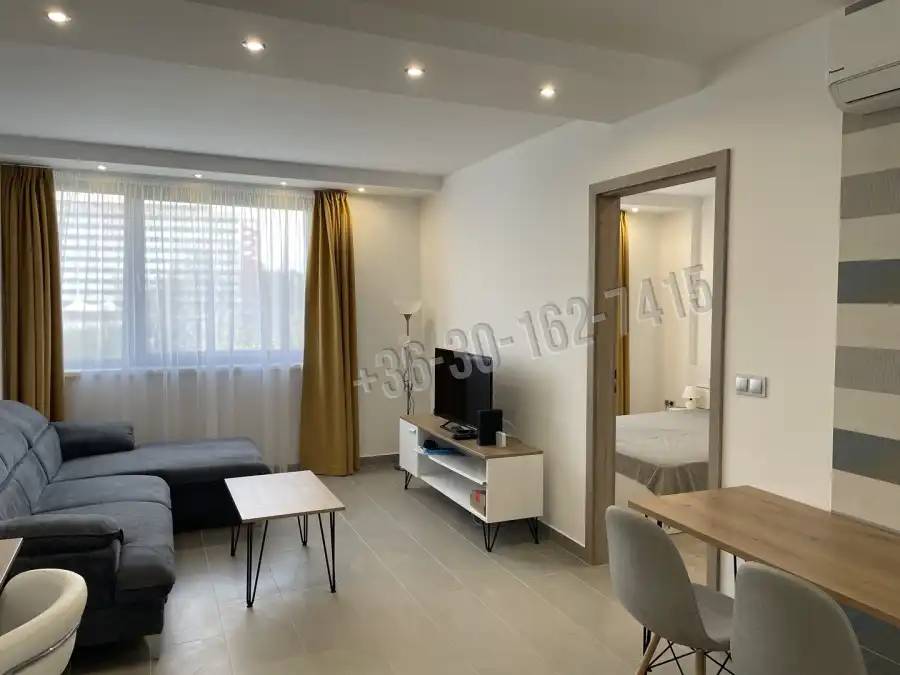 eladó újszerű téglalakás, Pécs