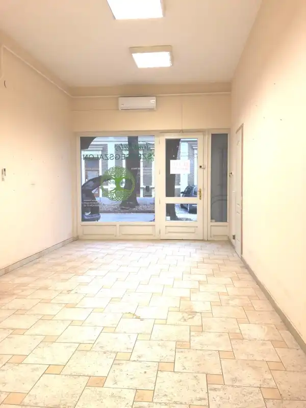 Eladó üzlethelyiség utcai bejáratos, Békéscsaba 63 m² 44.1 M Ft
