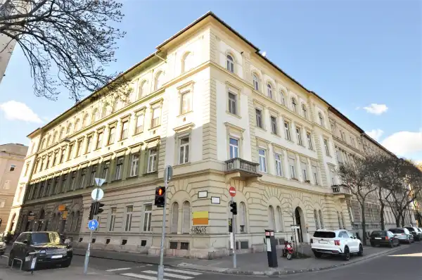 Eladó üzlethelyiség utcai bejáratos, Budapest, II. kerület 2 szoba 68 m² 199.9 M Ft
