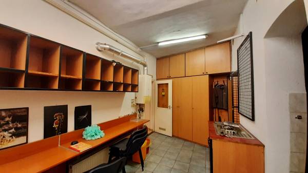 eladó üzlethelyiség utcai bejáratos, Budapest, IX. kerület