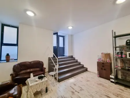 eladó üzlethelyiség utcai bejáratos, Budapest, IX. kerület