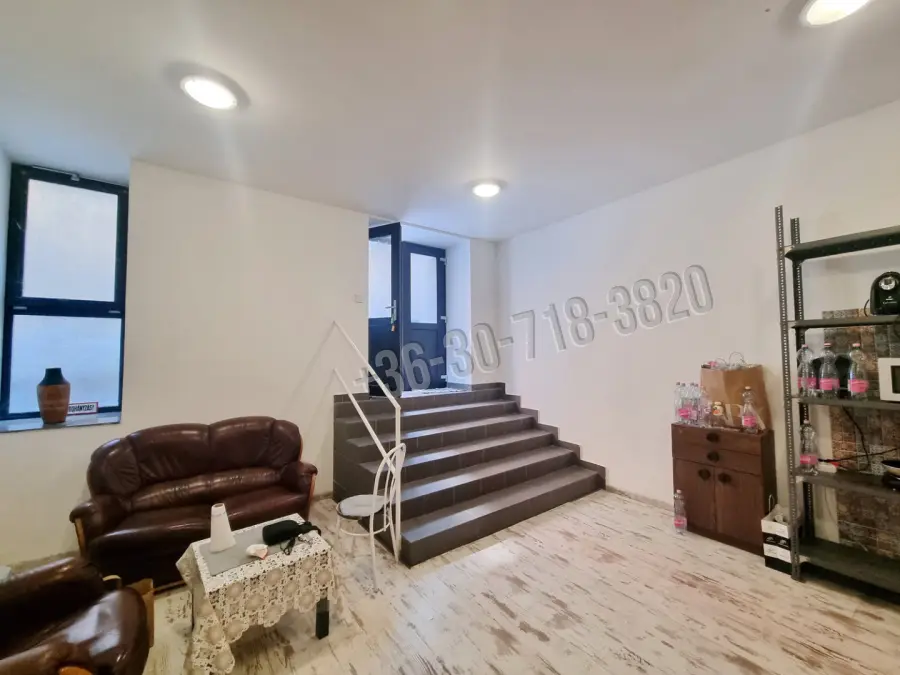 eladó üzlethelyiség utcai bejáratos, Budapest, IX. kerület
