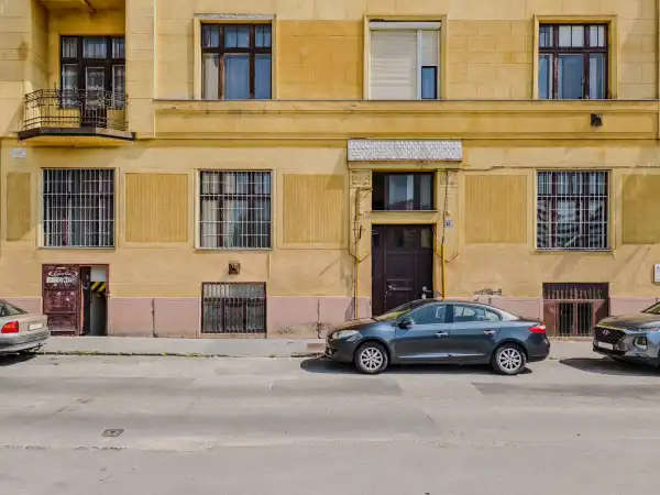 Eladó üzlethelyiség utcai bejáratos, Budapest, IX. kerület 3 szoba 83 m² 39.9 M Ft