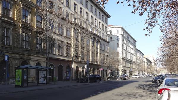 eladó üzlethelyiség utcai bejáratos, Budapest, V. kerület