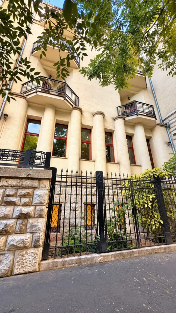 Eladó üzlethelyiség utcai bejáratos, Budapest, VI. kerület 186 m² 190 M Ft