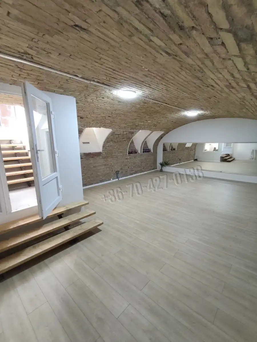 eladó üzlethelyiség utcai bejáratos, Budapest, VI. kerület