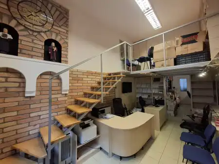 eladó üzlethelyiség utcai bejáratos, Budapest, VI. kerület