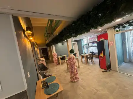 eladó üzlethelyiség utcai bejáratos, Budapest, VI. kerület