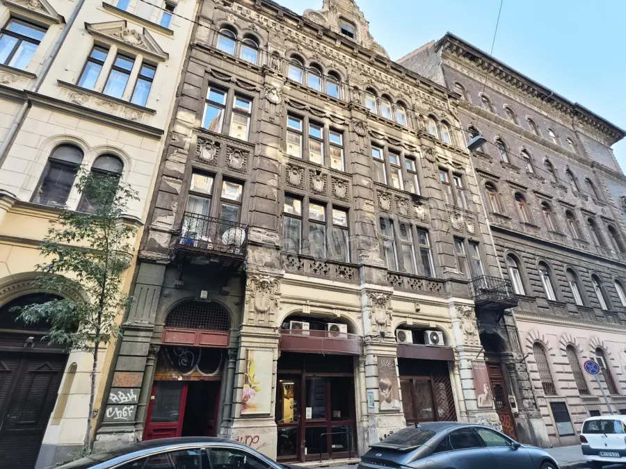 eladó üzlethelyiség utcai bejáratos, Budapest, VI. kerület