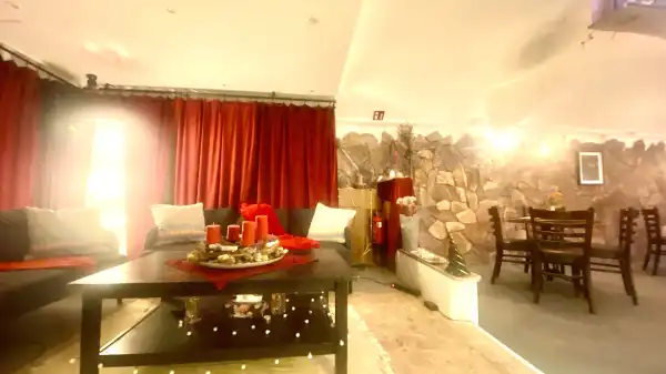 Eladó üzlethelyiség utcai bejáratos, Budapest, VIII. kerület 143 m² 48.9 M Ft