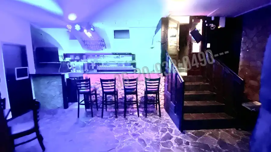 eladó üzlethelyiség utcai bejáratos, Budapest, VIII. kerület