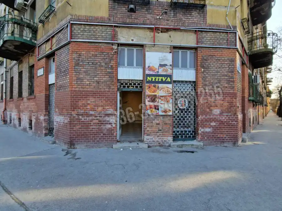 eladó üzlethelyiség utcai bejáratos, Budapest, VIII. kerület