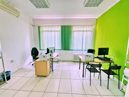 eladó üzlethelyiség utcai bejáratos, Budapest, XVIII. kerület