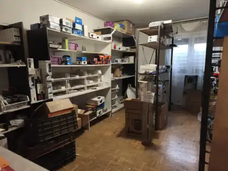 eladó üzlethelyiség utcai bejáratos, Dunaújváros