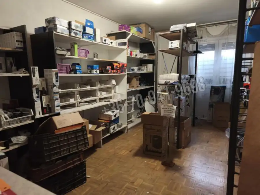 eladó üzlethelyiség utcai bejáratos, Dunaújváros