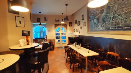 eladó üzlethelyiség utcai bejáratos, Győr