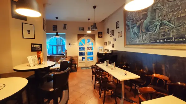 Eladó üzlethelyiség utcai bejáratos, Győr 6+1 szoba 441 m² 358 M Ft