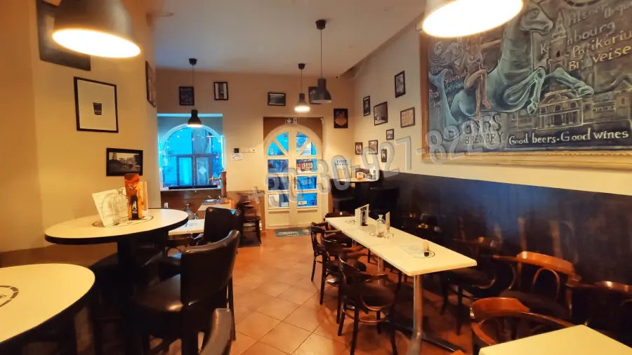 eladó üzlethelyiség utcai bejáratos, Győr