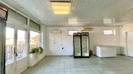 eladó üzlethelyiség utcai bejáratos, Inárcs