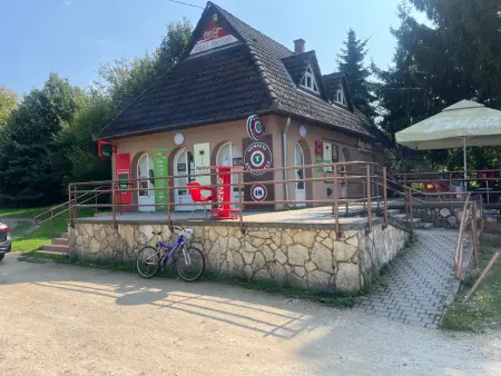 Eladó üzlethelyiség utcai bejáratos, Inke 110 m² 56 M Ft