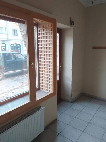 eladó üzlethelyiség utcai bejáratos, Kaposvár
