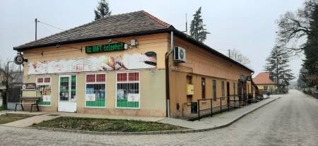 eladó üzlethelyiség utcai bejáratos, Kisnémedi