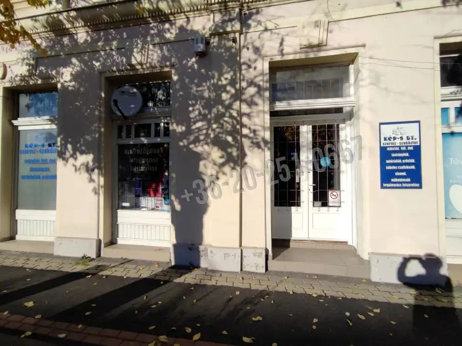 eladó üzlethelyiség utcai bejáratos, Mohács