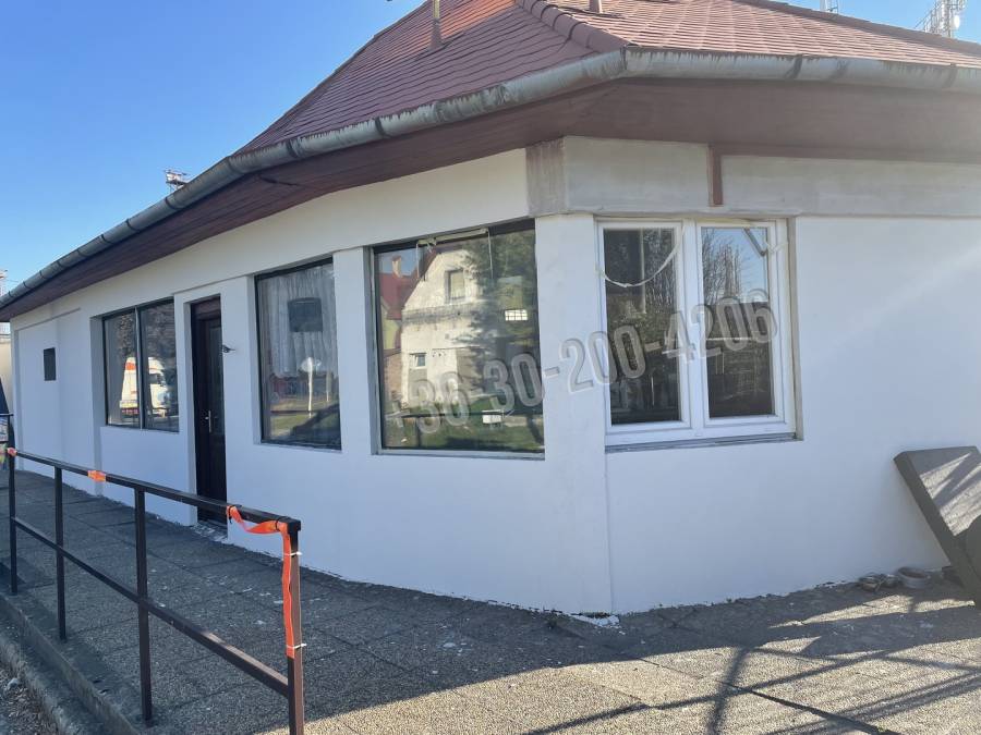 eladó üzlethelyiség utcai bejáratos, Mosonmagyaróvár