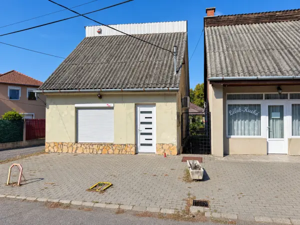 Eladó üzlethelyiség utcai bejáratos, Nagyoroszi 36 m² 12.9 M Ft