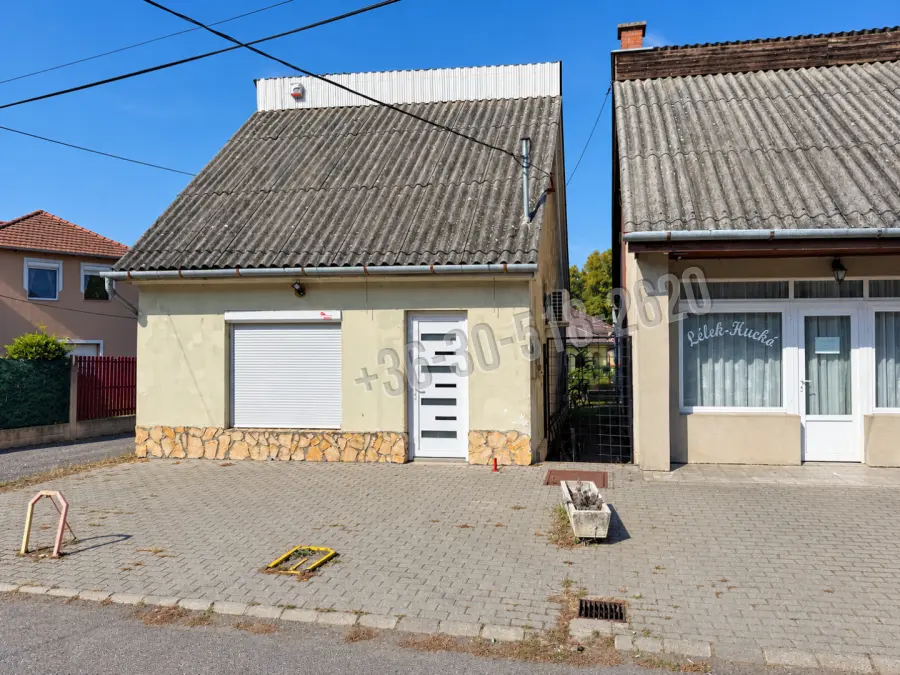 eladó üzlethelyiség utcai bejáratos, Nagyoroszi