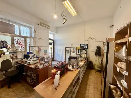 eladó üzlethelyiség utcai bejáratos, Oroszlány