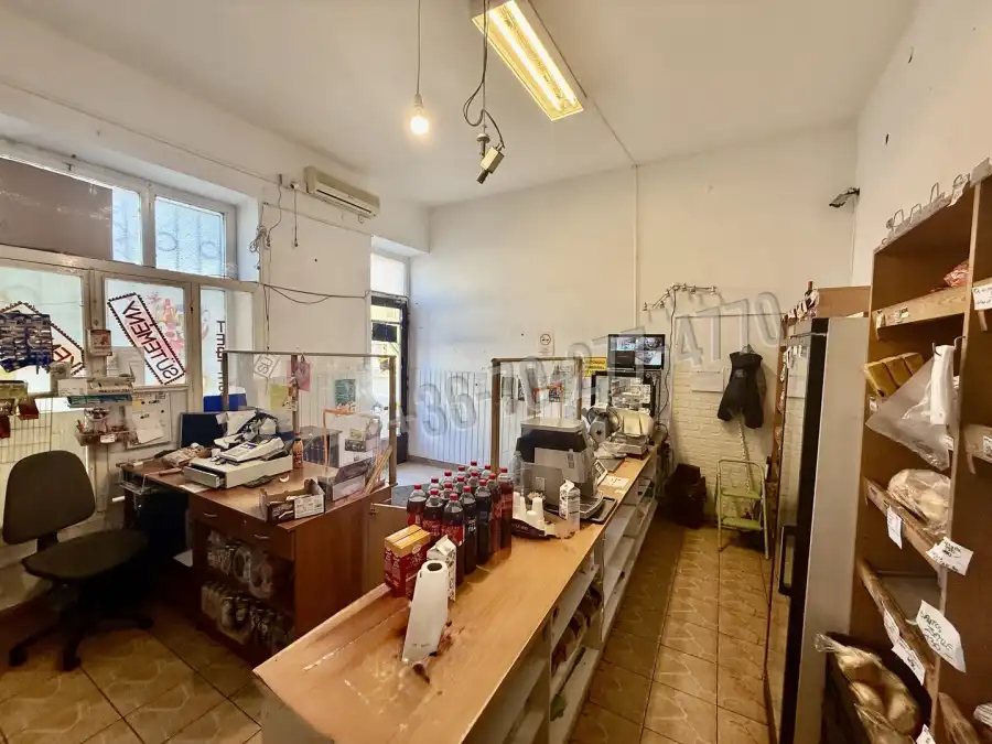 eladó üzlethelyiség utcai bejáratos, Oroszlány