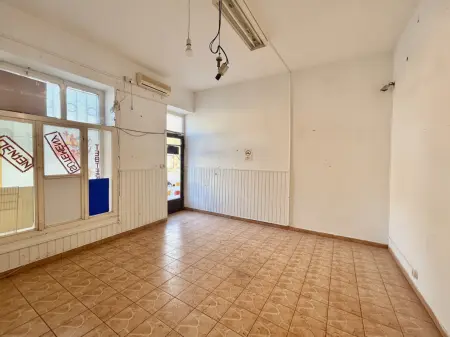 eladó üzlethelyiség utcai bejáratos, Oroszlány