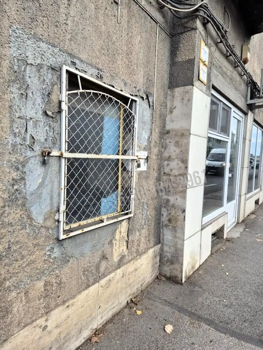 eladó üzlethelyiség utcai bejáratos, Pécs