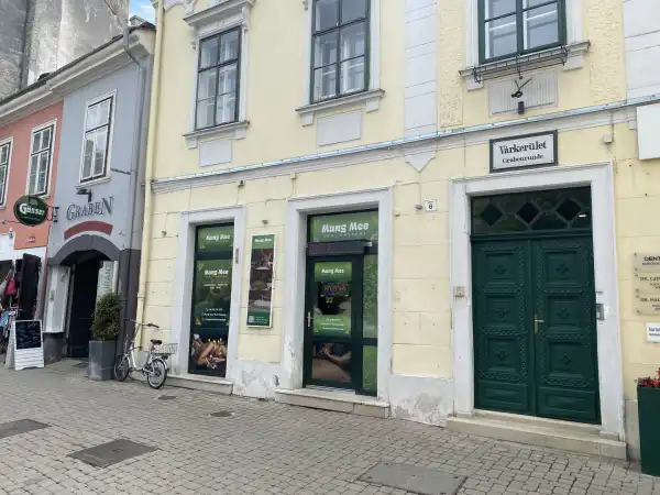 Eladó üzlethelyiség utcai bejáratos, Sopron 40 m² 35 M Ft