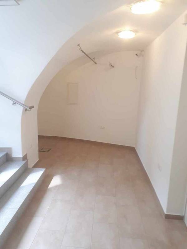 eladó üzlethelyiség utcai bejáratos, Sopron