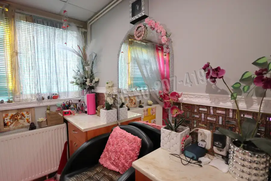 eladó üzlethelyiség utcai bejáratos, Szeged