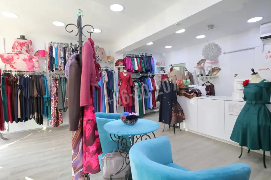 eladó üzlethelyiség utcai bejáratos, Szeged