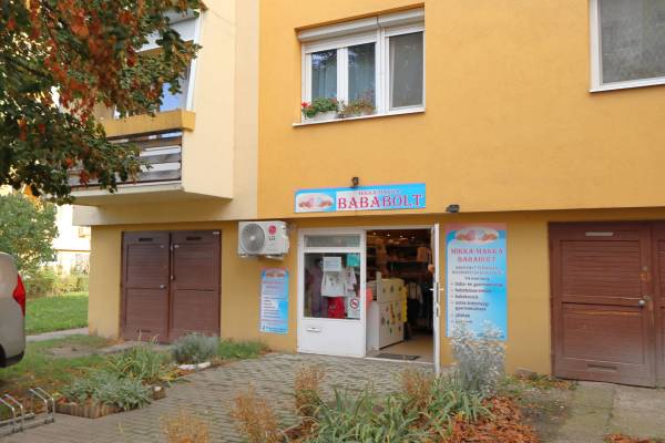 eladó üzlethelyiség utcai bejáratos, Szeged