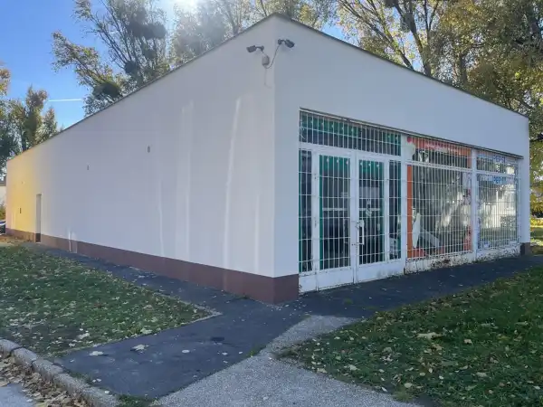 Eladó üzlethelyiség utcai bejáratos, Tatabánya 209 m² 42.9 M Ft